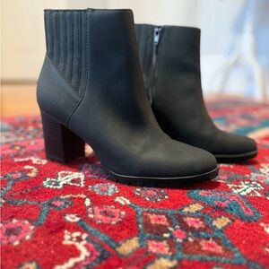 Kelly & Katie Black Lug Sole Block Heel Ankle Booties Size 8